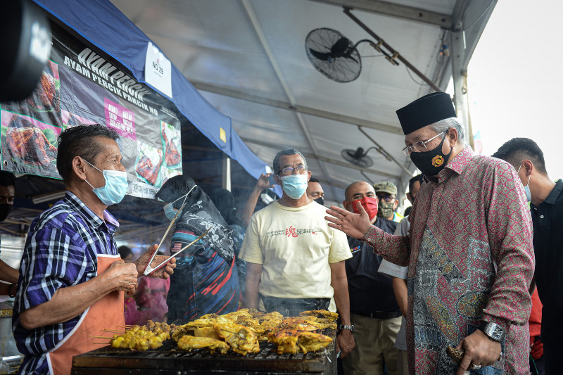 Shutting Ramadan bazaars ‘last option’, only if Covid-19 cases soar: Annuar